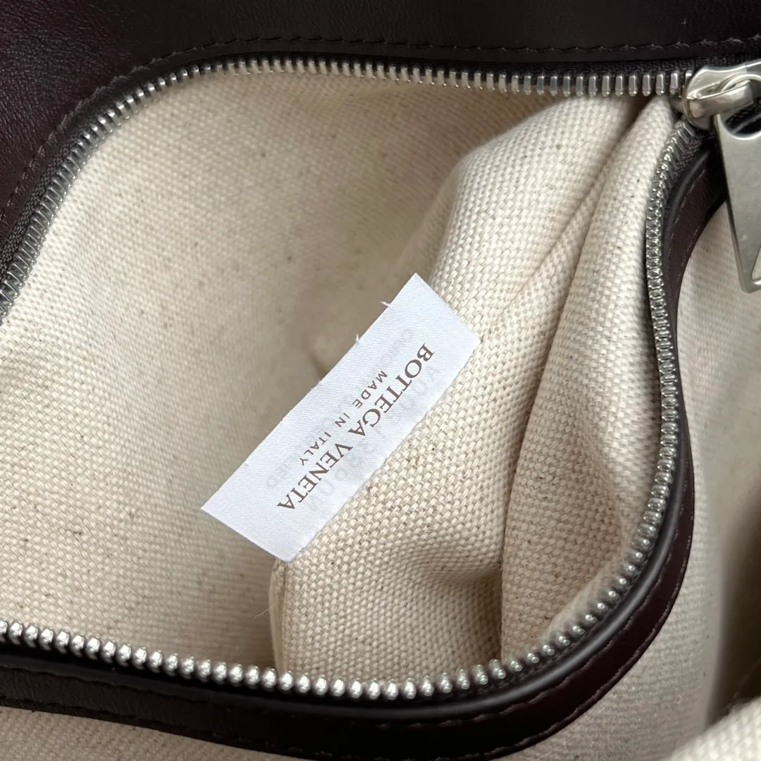 Batch 2560 #BV new men's backpack, super popular 🎒805971 ~ Made of soft calfskin, purely handmade. The weaving is tight and regular, the texture is three-dimensional, and the taste is low-key. 💥Hidden magnetic buckle opening and closing and multi-compartment storage allow for seamless switching between business and commuting. The interior is made of canvas that is wear-resistant and durable. It is highly recommended to brothers who pursue fashion and practicality. You will never be disappointed 👍 Dimensions: 39x31x14